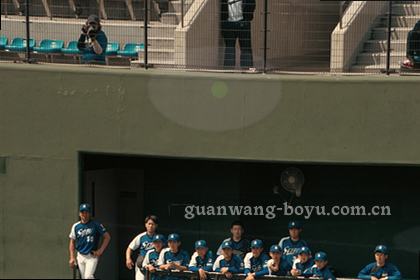 飞身救球摔进广告板边线